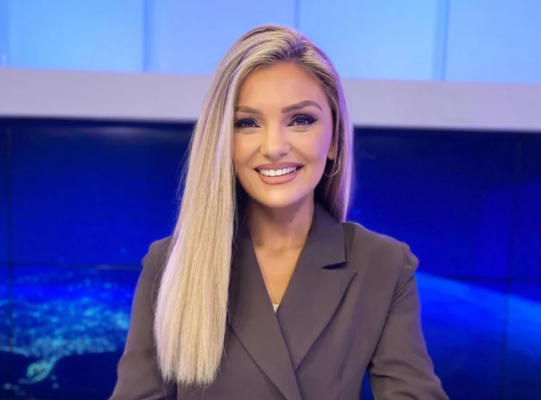 Moth que leyó las noticias de propaganda VV en RTK distanciado por dezinforms