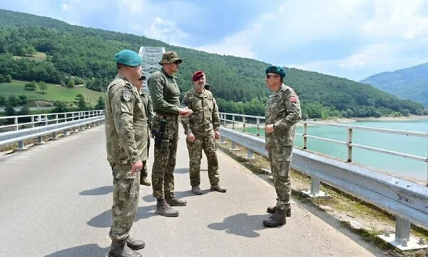 Comandante Ulusta visitando el lago Weyman: la KFOR está vigilando la seguridad de cerca