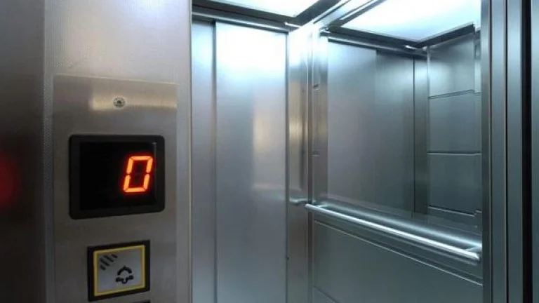 Dos mujeres caen en un ascensor en Vushtrri