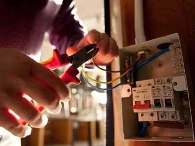 Eine Person in Drenas stirbt, hat mit Strom in Kontakt kommen