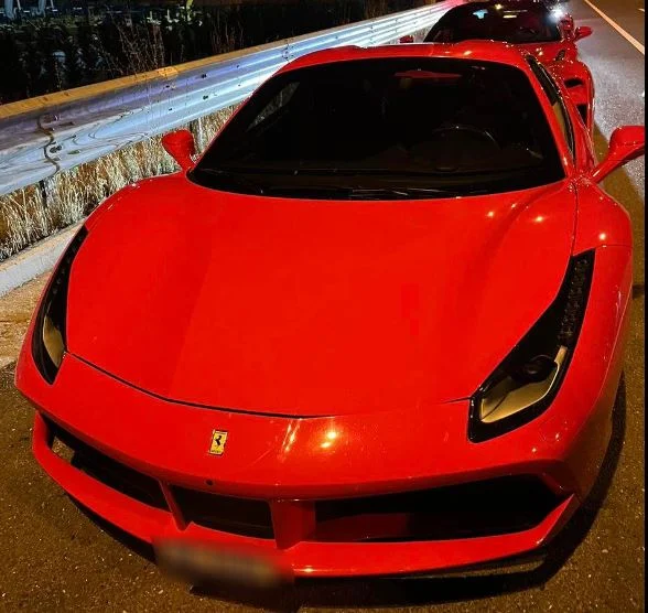 Carrera entre Ferrari, Buggates y otros coches de lujo es multado por los conductores