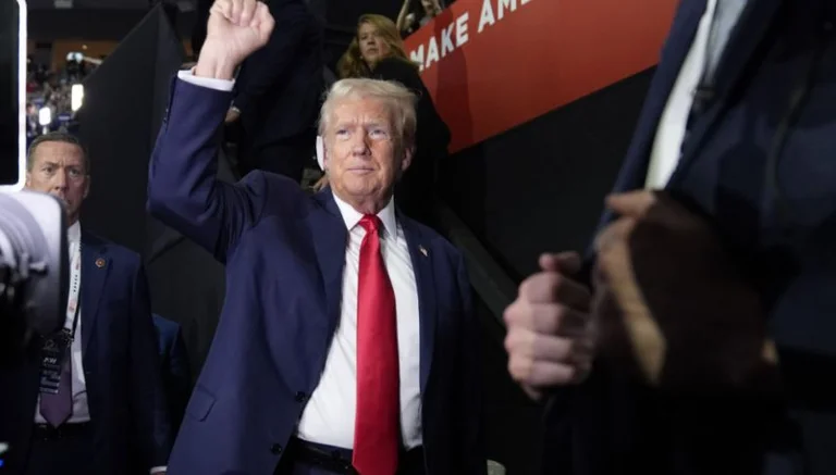Donald Trump en el primer mitin después del asesinato