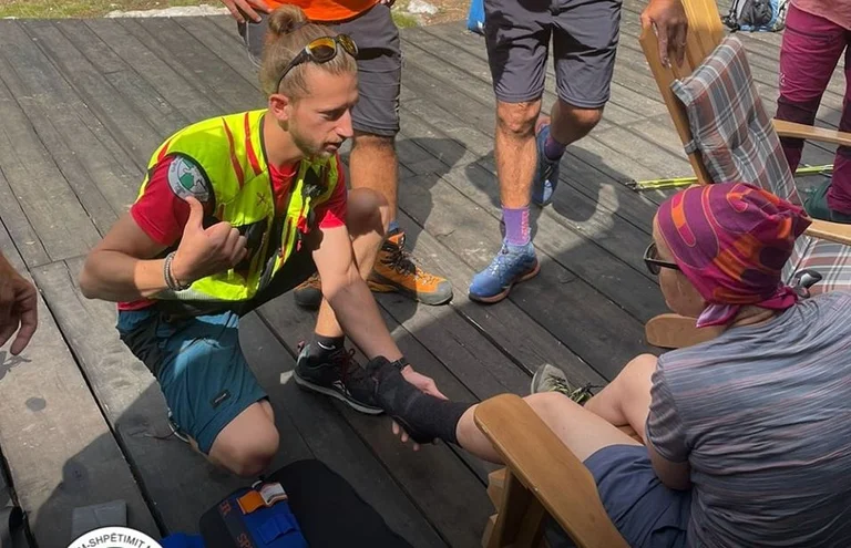Ein deutscher Touristen, der auf Hala gespeichert und unterstützt wird