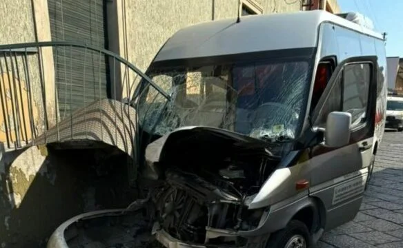 Bus turístico de Albania accidente en Italia, 16 heridos
