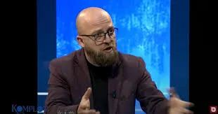 Slammnik kommt aus mit seltsamen Verschwörungen, erklärt Faton Hajriz lebendig