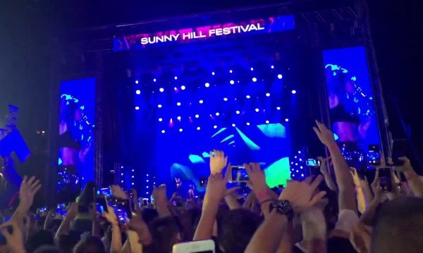 Il comune di Pristina autorizza i partecipanti al pagamento del trasporto pubblico di “Sunny Hill Festival