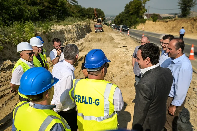 16 km Straße ʹ 46m Euro, Kurt besuchte die Werke in Kijevo - Zahaq