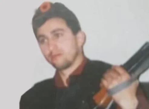 Ex soldato della KLA dal Kosovo inviato a 30 giorni di detenzione di estradizione nella Macedonia settentrionale