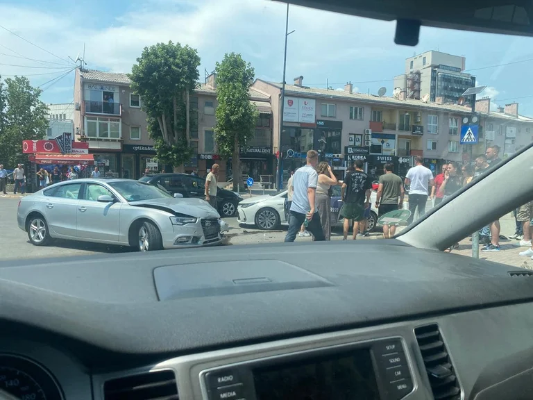Fuerte accidente entre un taxi y un coche en Pristina