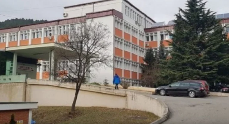 Peja Hospital bestätigt, dass es Kämpfe zwischen zwei Mitarbeitern gab, aber die Verweigerungen gab es Schläge