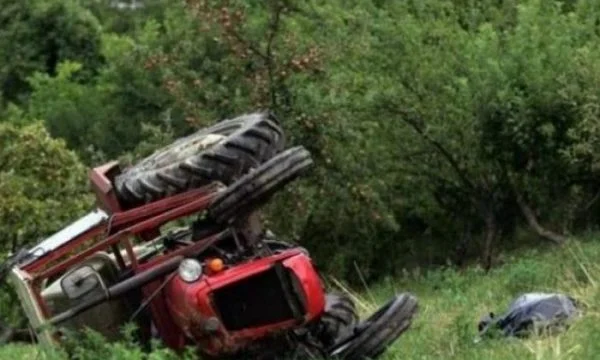 Vdes një person në Prizren pasi u rrotullua me traktor në mal