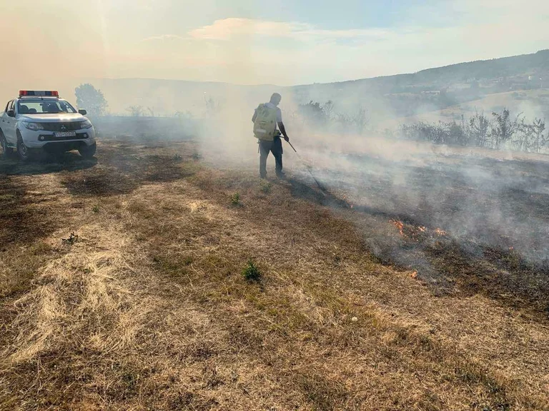 Ciertos campos y montañas en Suhareka están involucrados en incendios