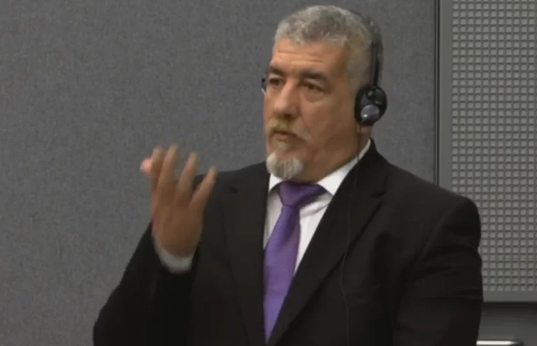 El momento en que Peter Shala reacciona después de ser sentenciado a 18 años de prisión es severamente devuelto al juez
