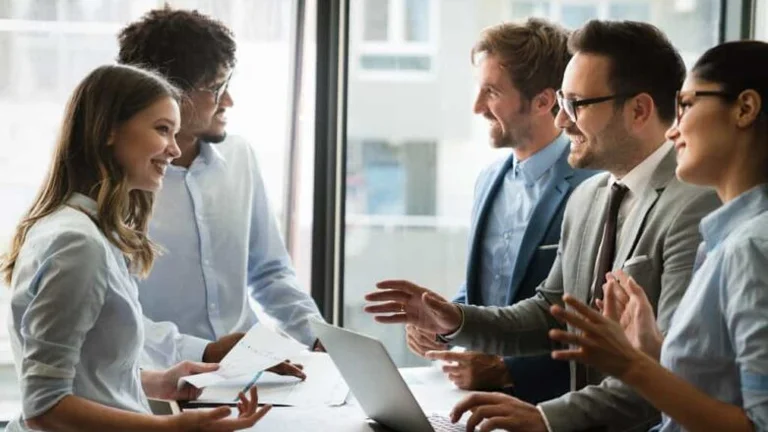 Los expertos muestran por qué nunca deberías hablar de la vida personal en el trabajo