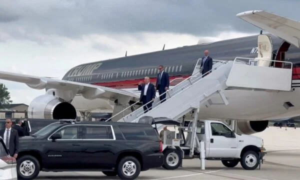 Con vendajes en sus oídos, Trump llegó a Milwaukee para la Convención Republicana