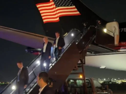 Trump arrive dans le New Jersey, des images de lui sortant de l'avion.