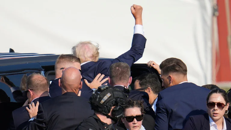Was hat Trump kurz nachdem er erschossen wurde mit Secret Service-Agenten gesprochen?