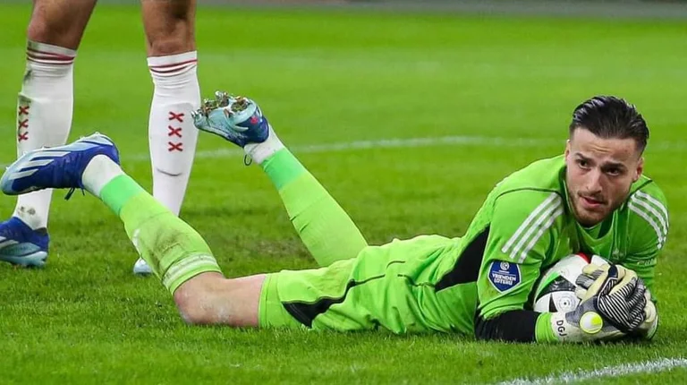 Agim Ademi confirma que el portero de Ajax usará la linterna de Kosovo