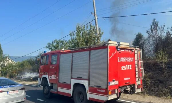 Ein elektrisches trafo ist in Suhareka involviert, und es erstreckt sich auf die Umgebung