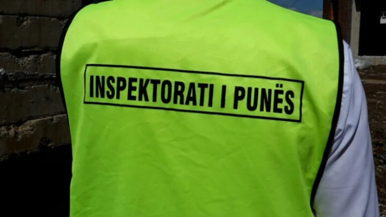 Inspecteur en action, travailleurs de la construction et femmes enceintes travaillant contre la décision du MSH