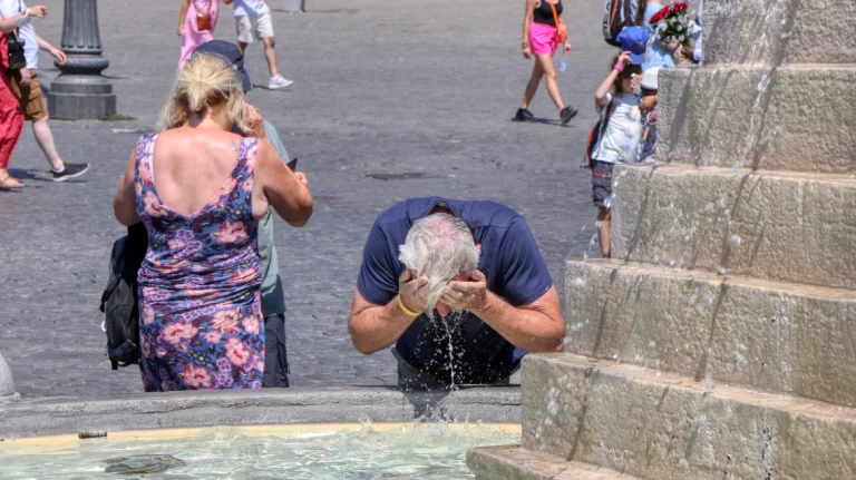 Se espera que la ola de calor mantenga los Balcanes a finales de julio, día por encima de 40 °C, noche a 30 ° C# fuente archivos