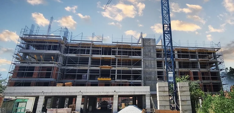 Bilder während der Arbeit auf dem Wohnkomplex “M E LISSA” Vusher