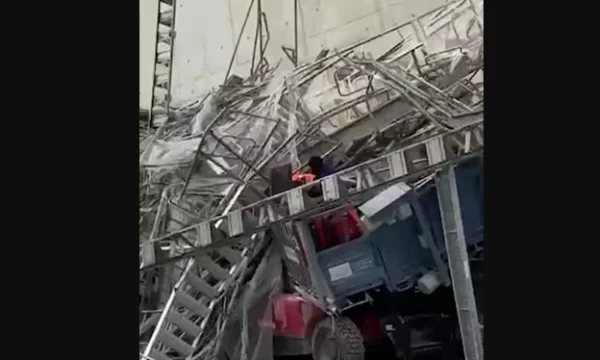 Scattare immagini da Liozanne, Svizzera, collassare il 19 - storia edificio scheletro, 2 morti.