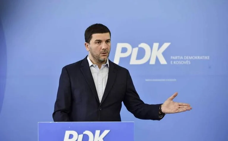 Krasniqi për raportin e UNDP-së: Kjo Qeveri, përjashtuese me aleatë e koordinuese me kriminelë, s’e përfaqëson vullnetin e qytetarëve
