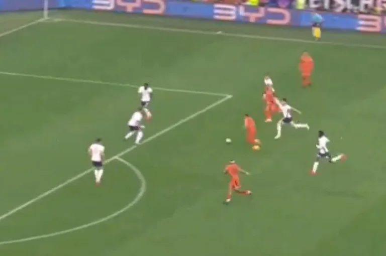 Les Pays-Bas sont très forts. Il surprend l'Angleterre avec un but depuis la 7ème minute.
