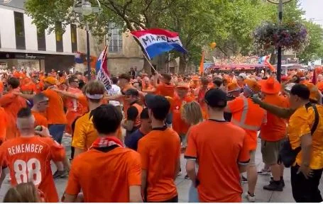 A remarkable support from fans of the Netherlands before the match against England