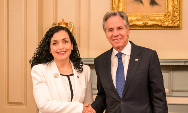 Kurt camina por las calles de Grecia, el presidente Osmani en Washington da la mano con el secretario Blinken