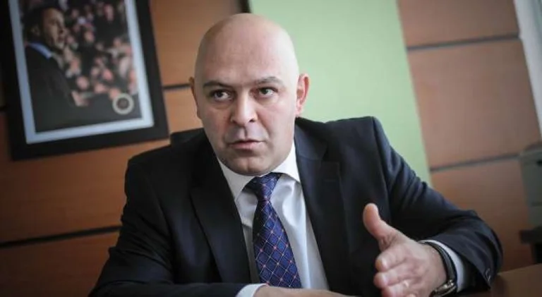 Ardian Gjini detyrohet të ndërhyjë me polici për qytetarët që dolën në qytet: Thotë se po i rrezikojnë edhe të tjerët