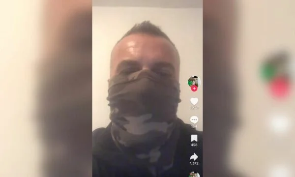Faton Hajriz appare sui social network - dice perché se n'è andato: Masked in faccia, dice che si è fatto male in faccia correndo dalla prigione.