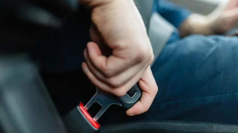 Où est le plus sûr endroit pour s'asseoir dans la voiture en cas d'accident ?