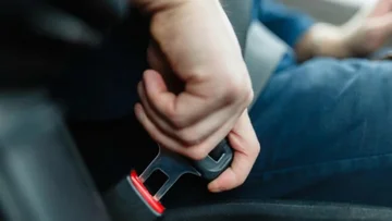 ¿Dónde está el lugar más seguro para sentarse en el coche en caso de accidente?