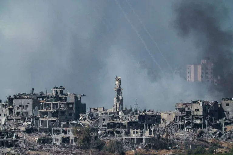 Izraeli intensifikon sulmet mbi Gaza, 200 të vrarë nga sulmet ajrore