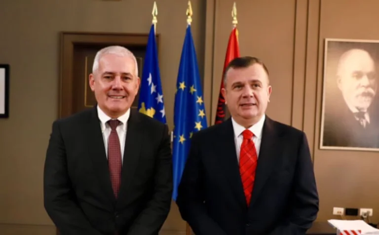 Zeit der Minister Svechla und Balla besuchen Qafe Morina
