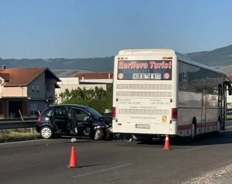 Gli incidenti tra tre veicoli a Komoran soffrono tre persone