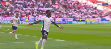 Schweiz hält nicht die Feiertage, England gleicht Zahlen mit Sakan
