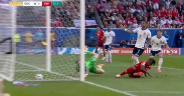 Schweiz voraus, Embolo überrascht England
