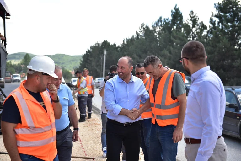 Quatre ans au pouvoir, mais le ministre Aliu continue de donner “myt” aux citoyens : Ils font avancer les travaux