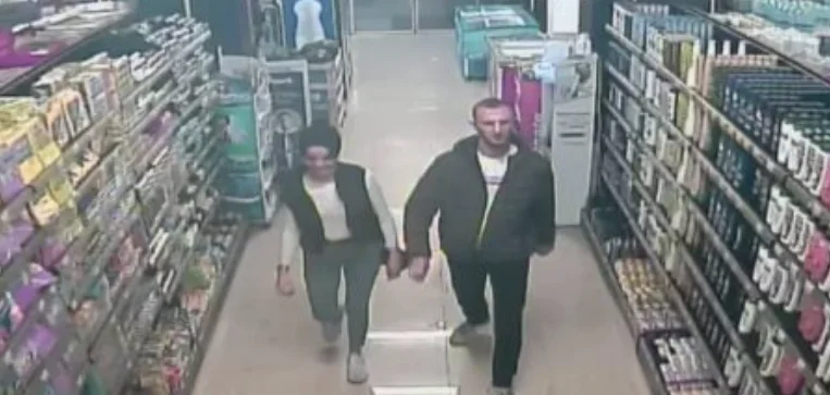 Si vous voyez ces gens, appelez la police.