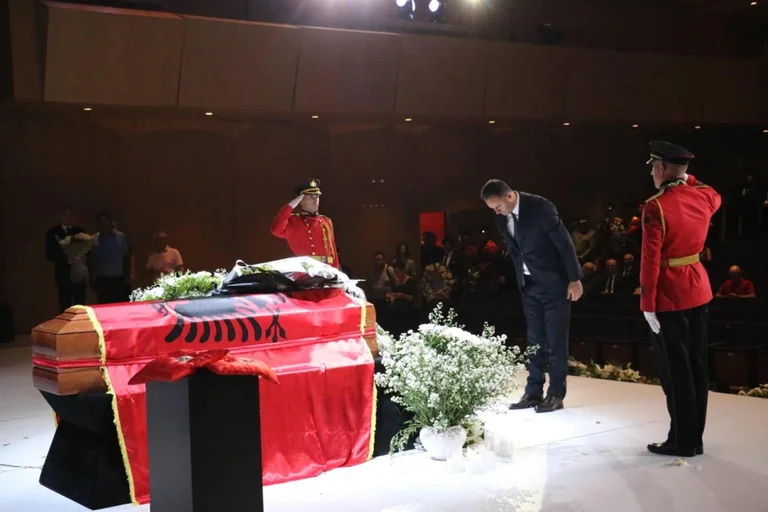Conjufca para Kadare: El dolor es demasiado grande, será sin olvidar entre nosotros.