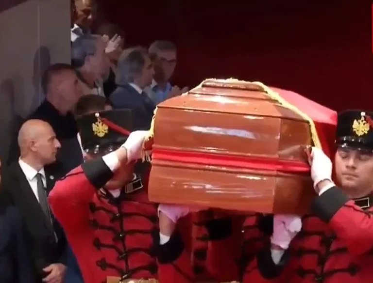 La bara con il corpo del grande scrittore Ismail Kadare si dirige verso il cimitero