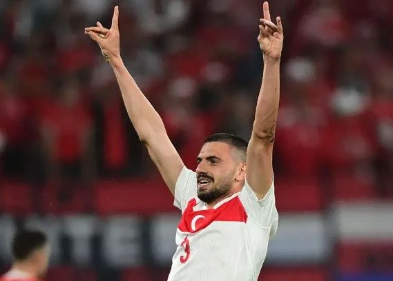 Les médias autrichiens accusent Demiral de célébrer avec un symbole fasciste