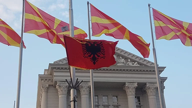 Nicht pro Monat in Kraft, VMRO-Partner will Albanien Flagge entfernt von Institutionen