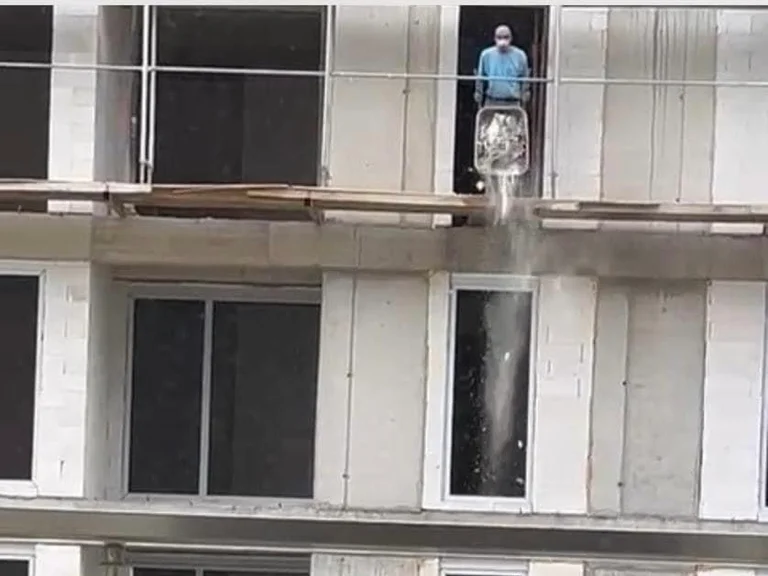 Pristina : Déchets jetés par les fenêtres en travaillant, 200 euros d'amende d'une société de construction