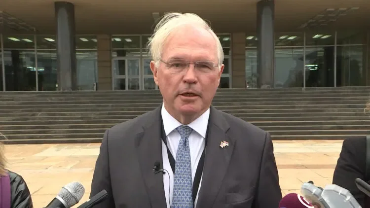 Hill: Të shtyhen puna e targave për një vit, të zgjidhen çështjet më të rëndësishme