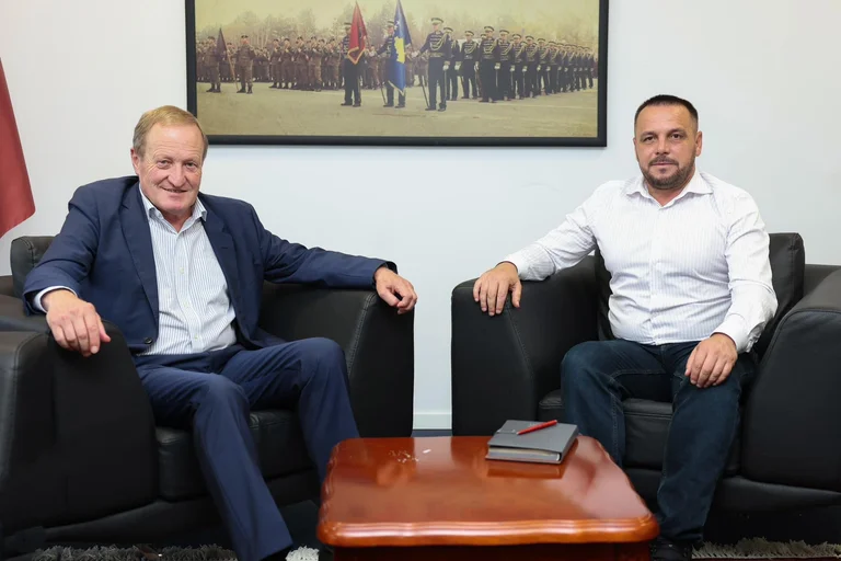 Macedonia meets former KFOR commander, discuss security situation