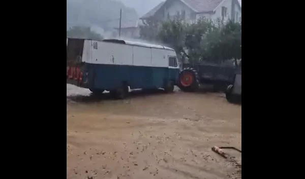 La tempête de pluie commence à Podujevo (VIDEO)